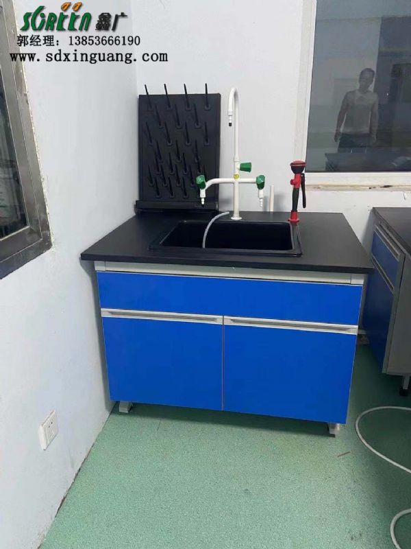 濰坊固堤工業(yè)園實驗室家具安裝現場